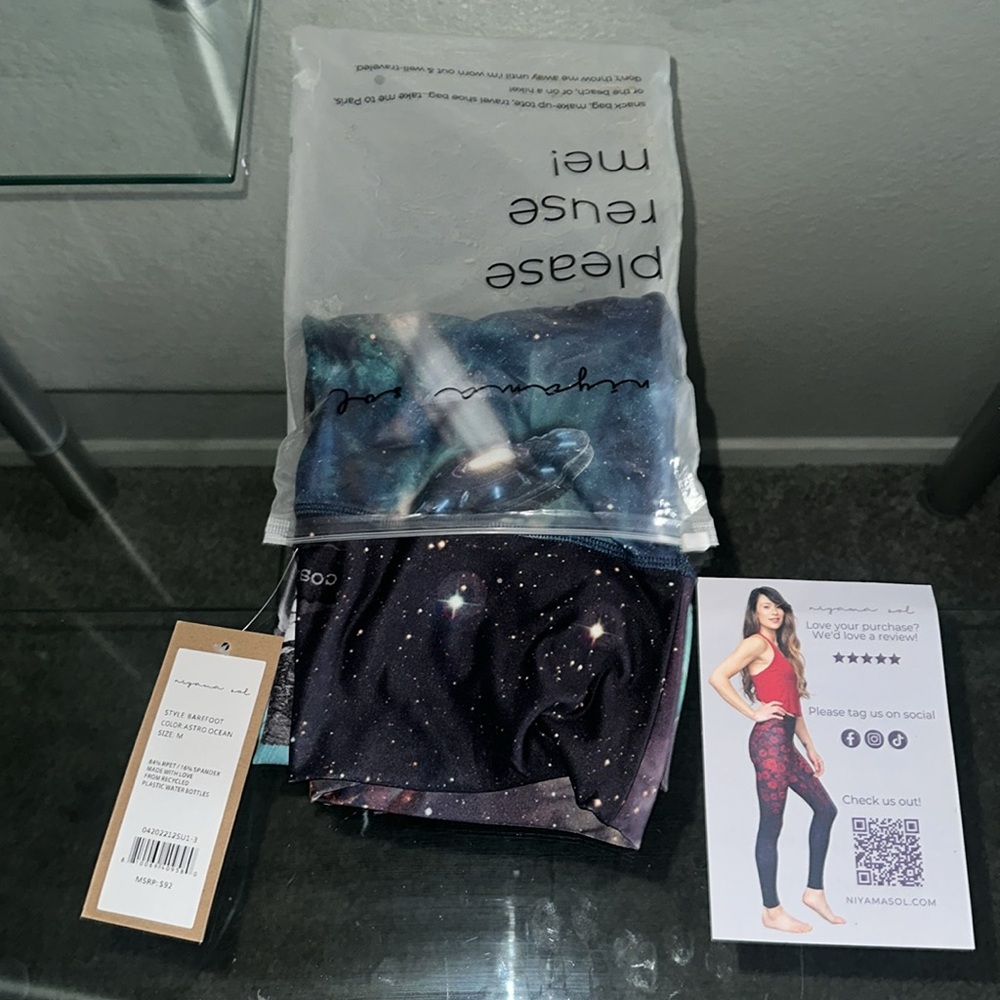 Niyama Sol BAREFOOT size medium, ASTRO OCEAN color leggings-brand new-never used
